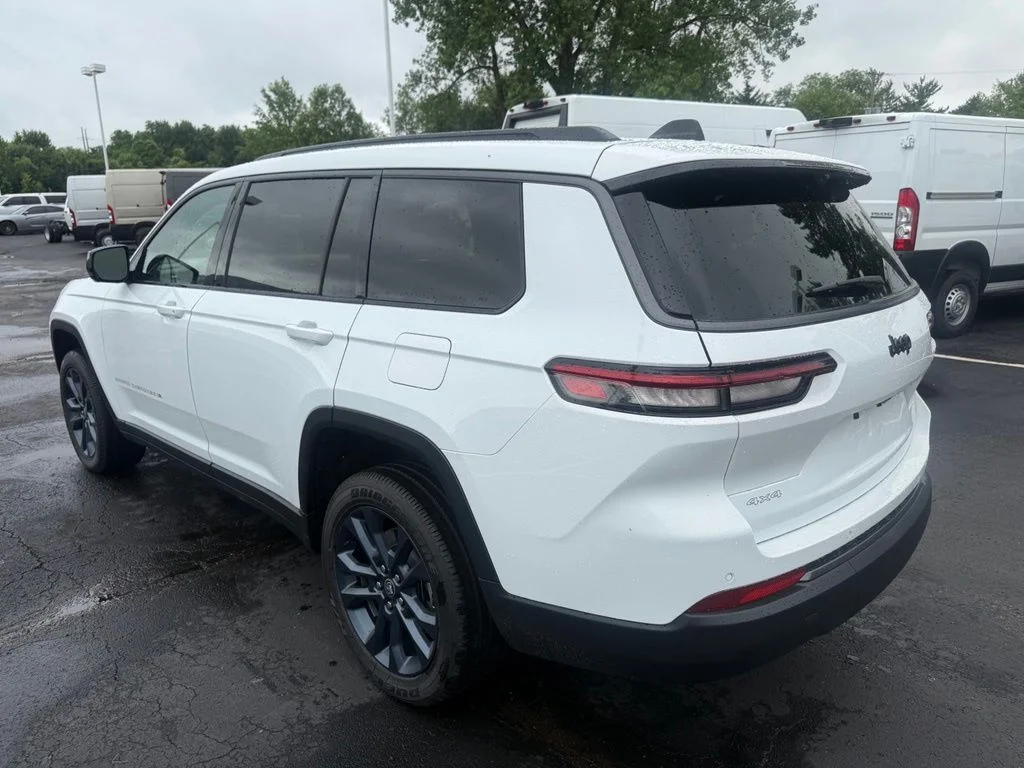 New 2026 Bright White Clear-Coat Exterior Paint Jeep  image 6
