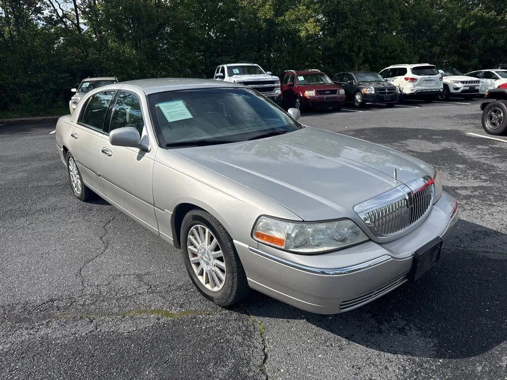 2004 Lincoln Town Car Signature's photo