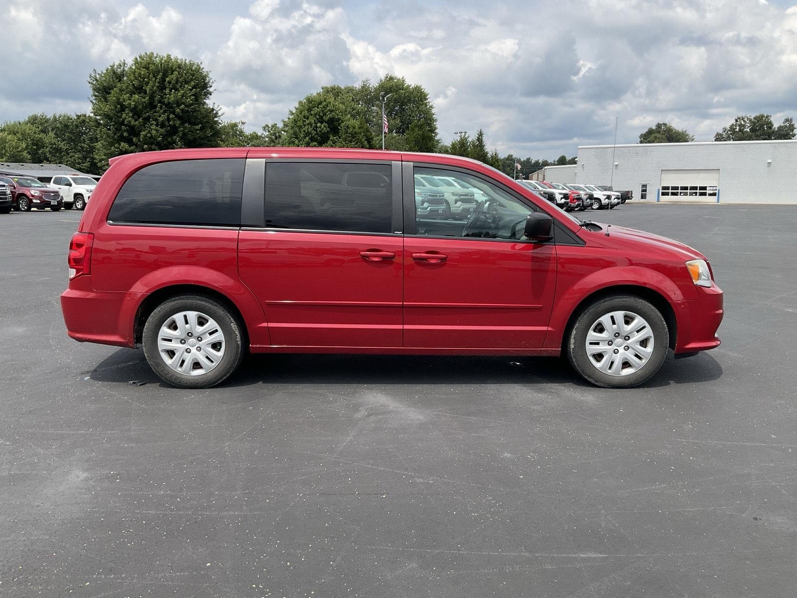 Used 2014 Redline 2 Coat Pearl Dodge SE image 5