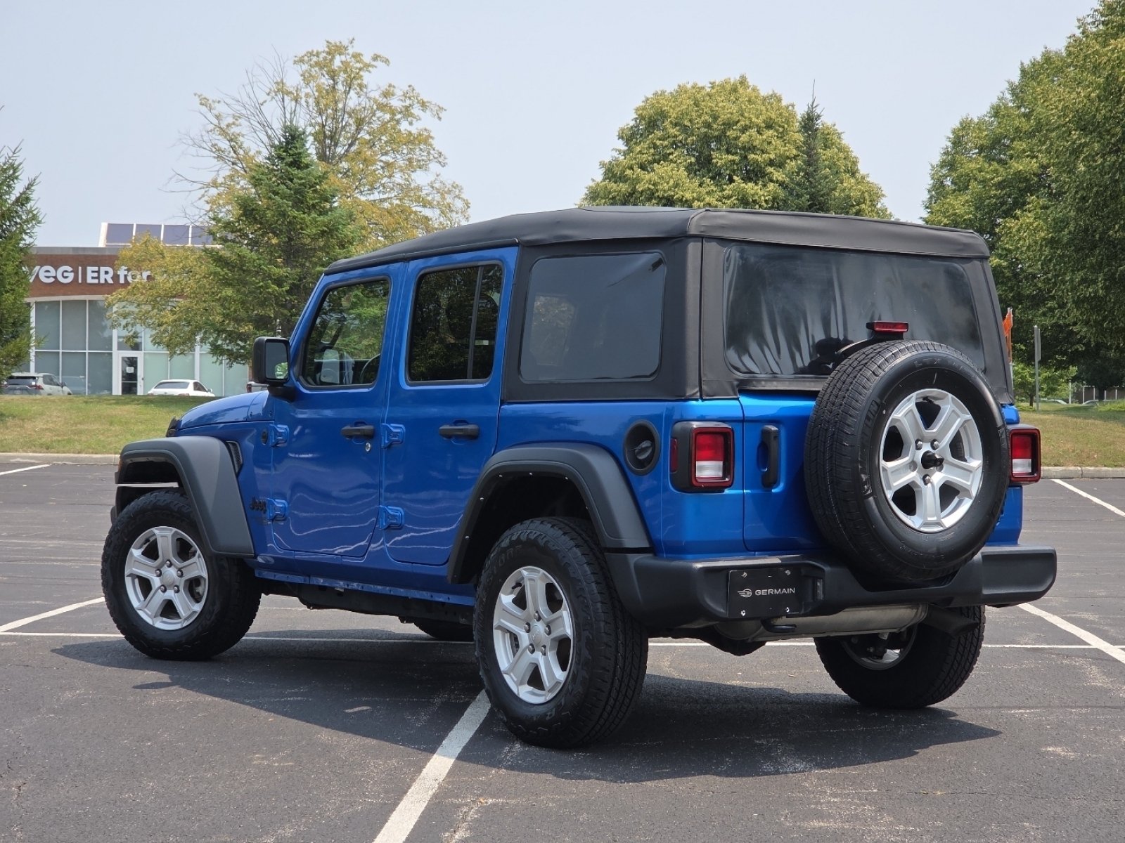 Used 2021 Blue Pearl Jeep Unlimited Sport S image 19