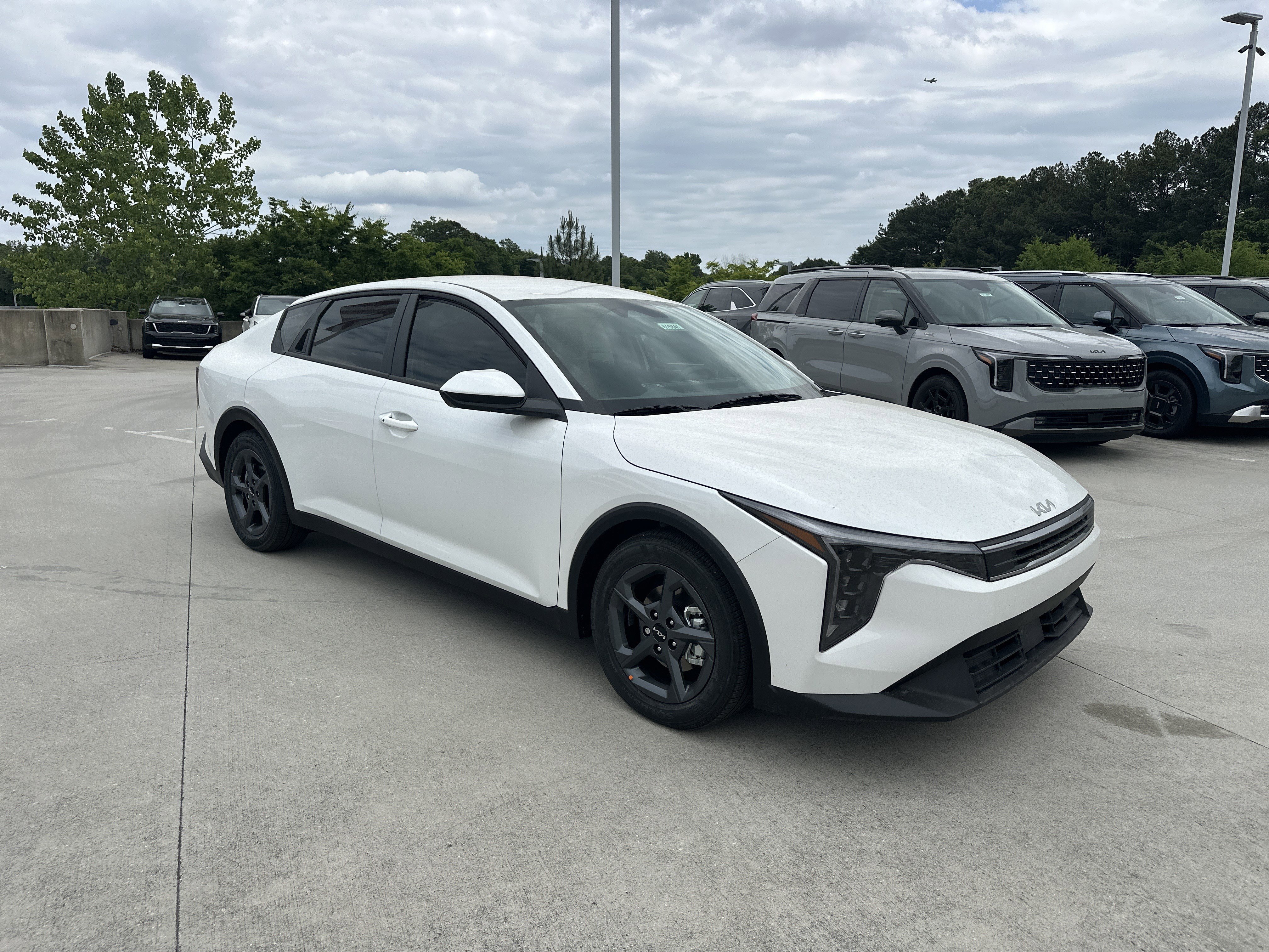New 2026 Snow White Pearl Kia LXS image 4