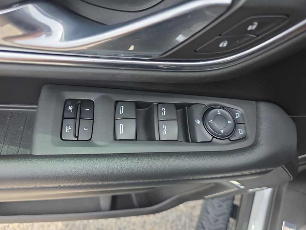 Used 2023 White Chevrolet Z71 image 18