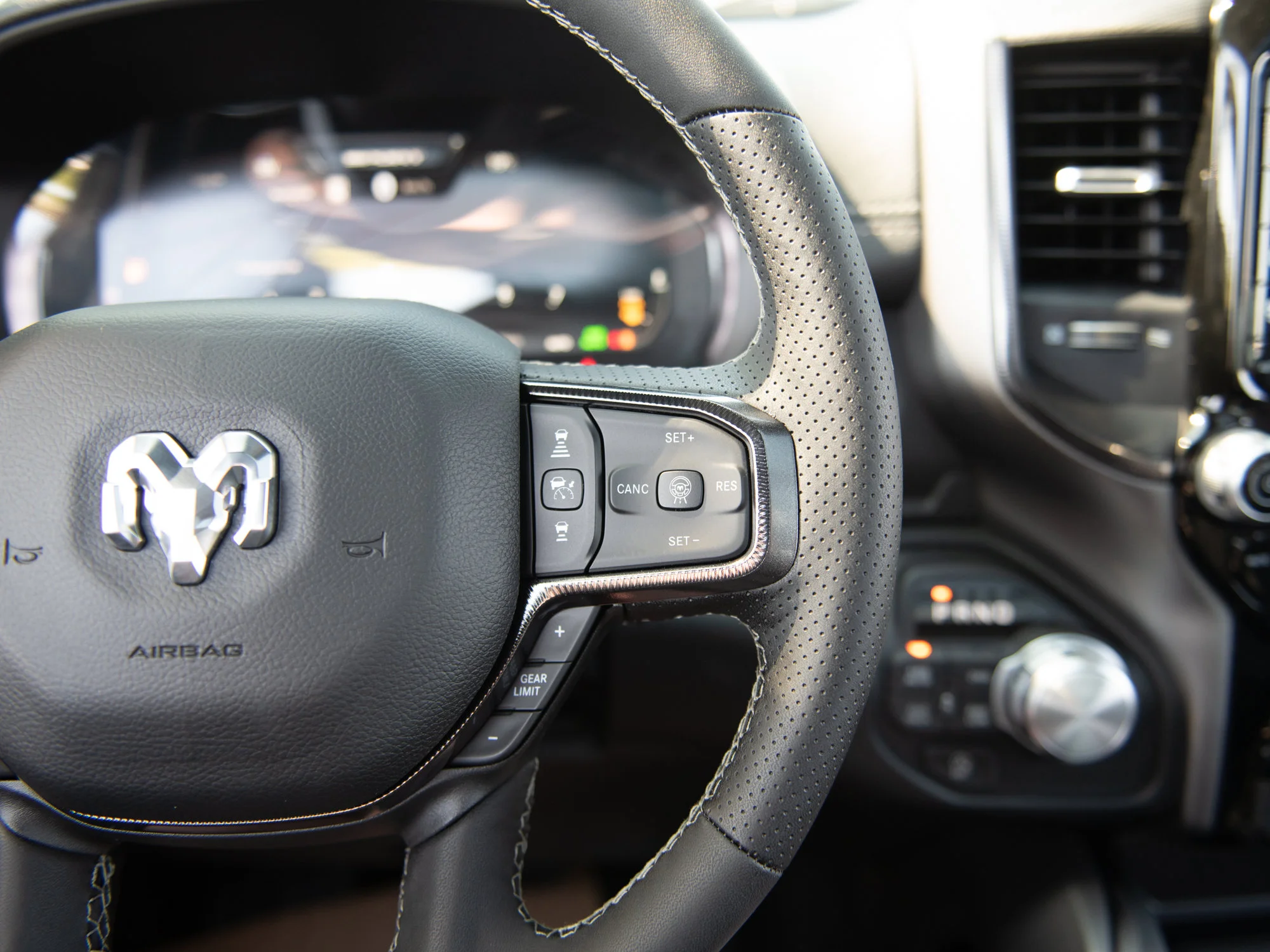 New 2026 White RAM Sport* Crew Cab 4x4, HEMI V8, Panoramic Sunroof, Heated Seats/Wheel image 15