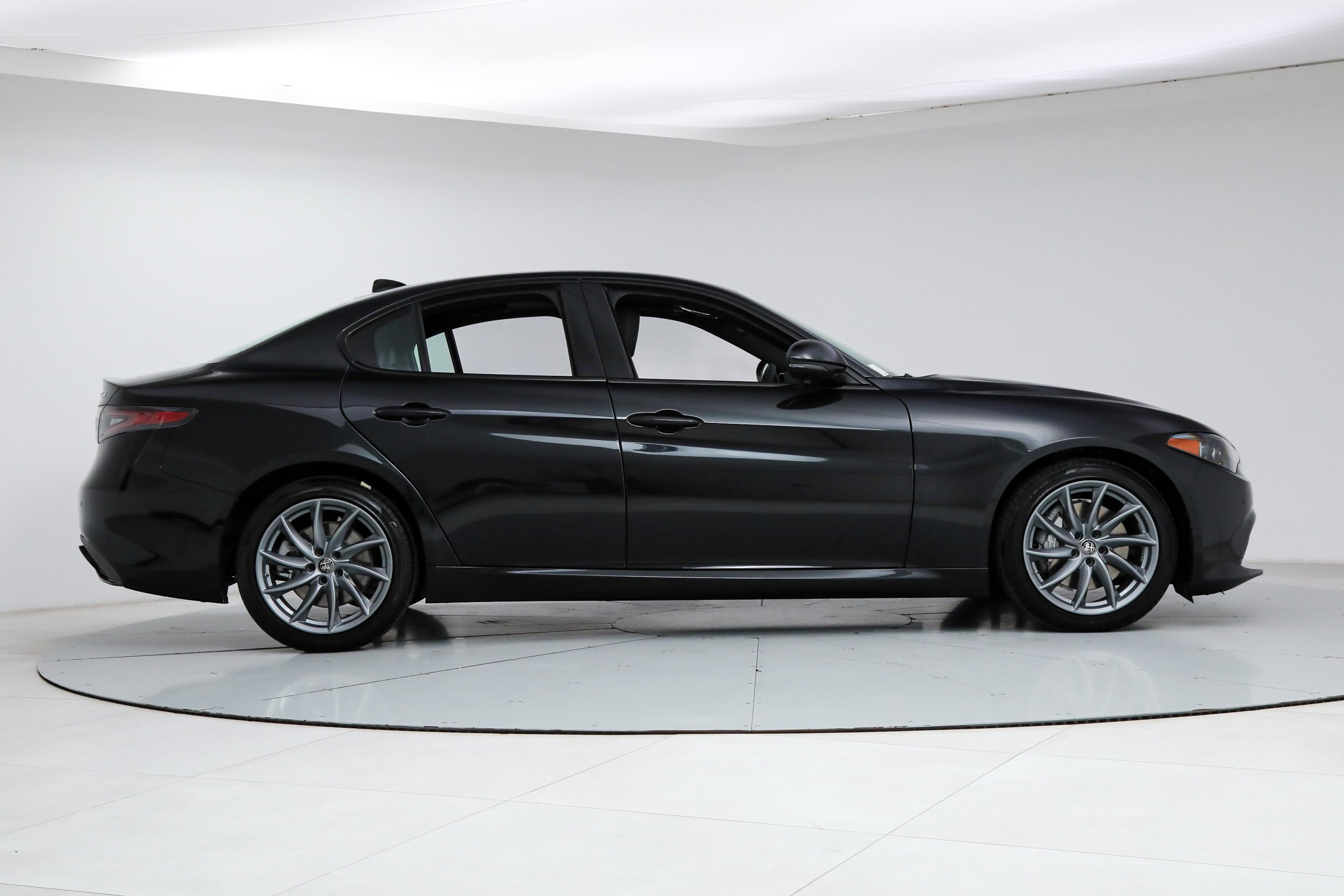 New 2026 Vulcano Black Metallic Exterior Paint Alfa Romeo  image 6