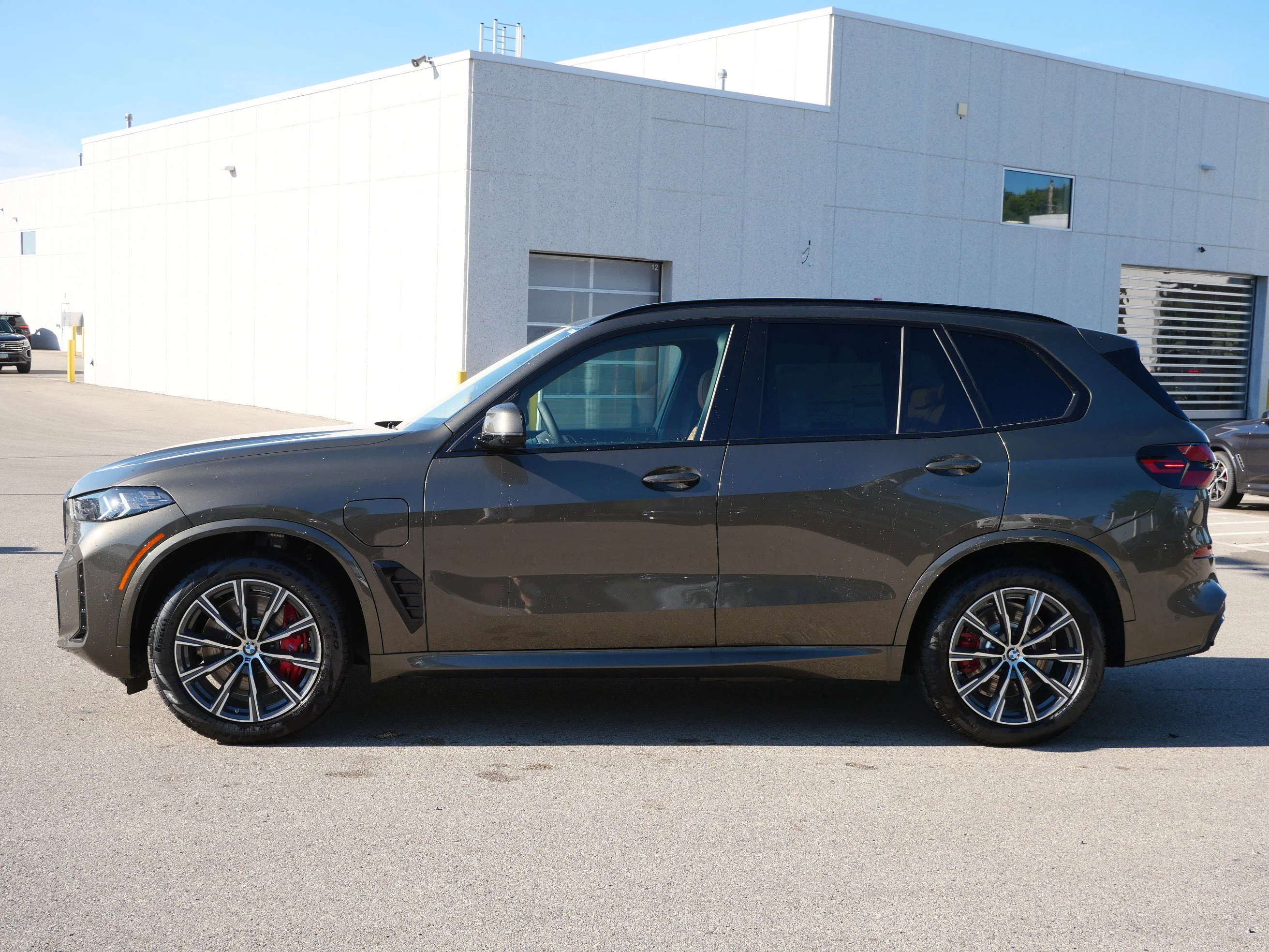 New 2026 Manhattan Green Metallic BMW xDrive50e image 3