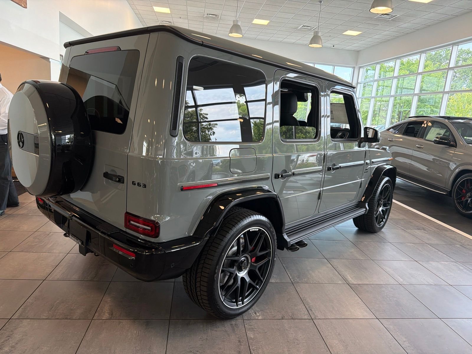 New 2027 MANUFAKTUR Arabian Grey Non- Metallic Mercedes-Benz  image 4