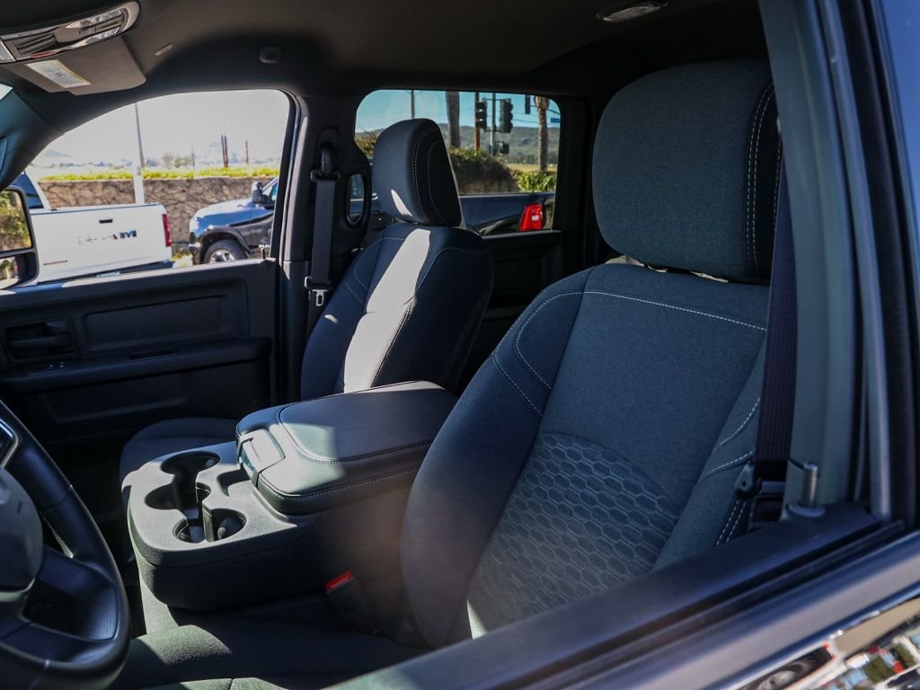 New 2026 Diamond Black Crystal Pearl-Coat Exterior Paint RAM Tradesman image 14