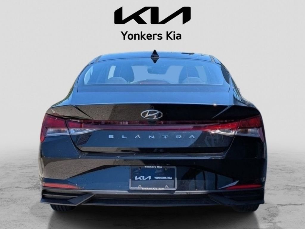 Used 2022 Black Hyundai SE image 7