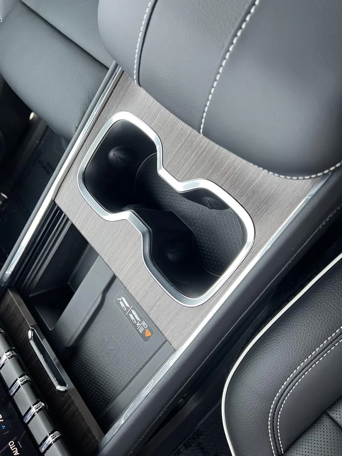 2027 GMC Acadia Denali - Photo 29