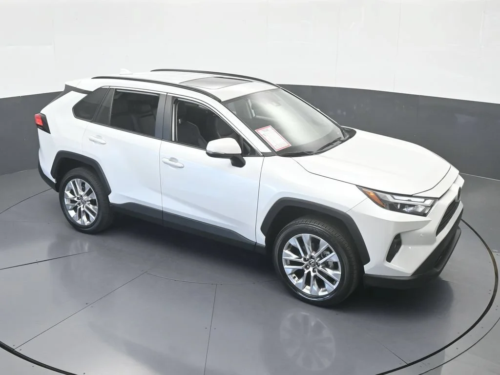 Used 2025 White Toyota XLE Premium image 50
