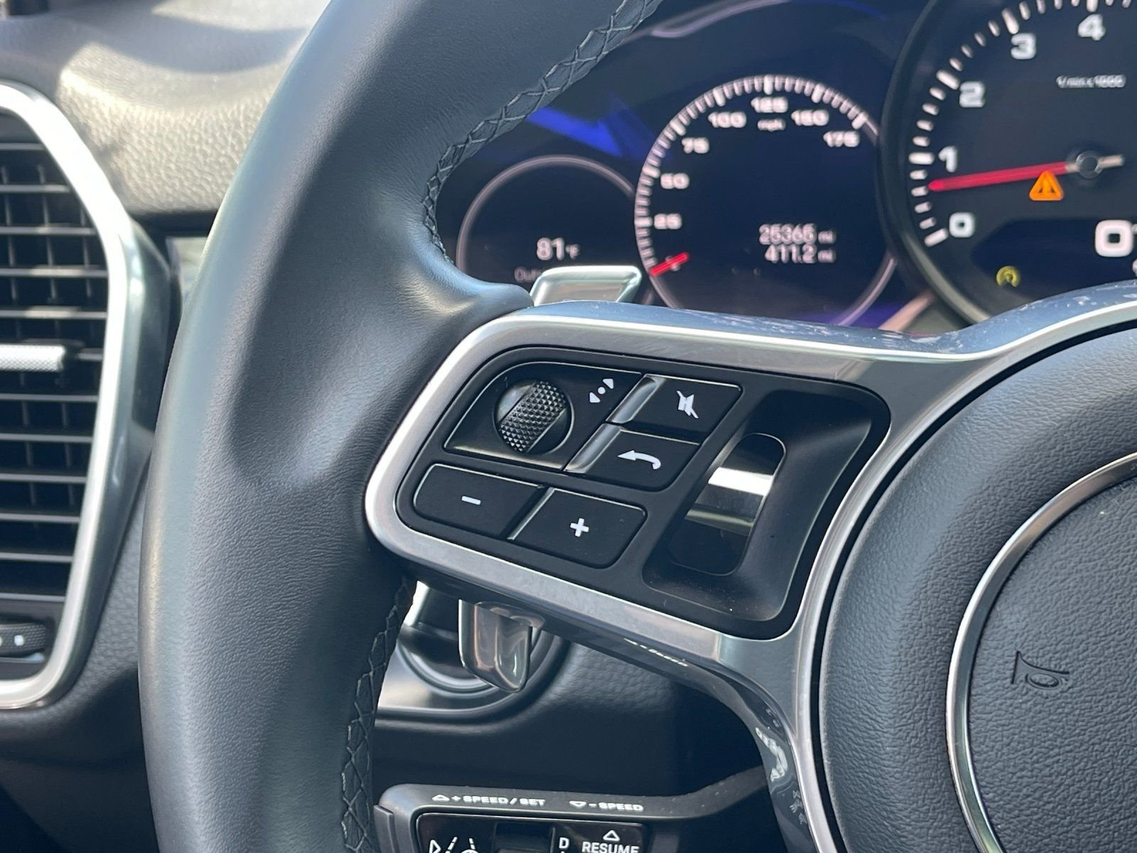 Used 2023  Porsche Base image 28