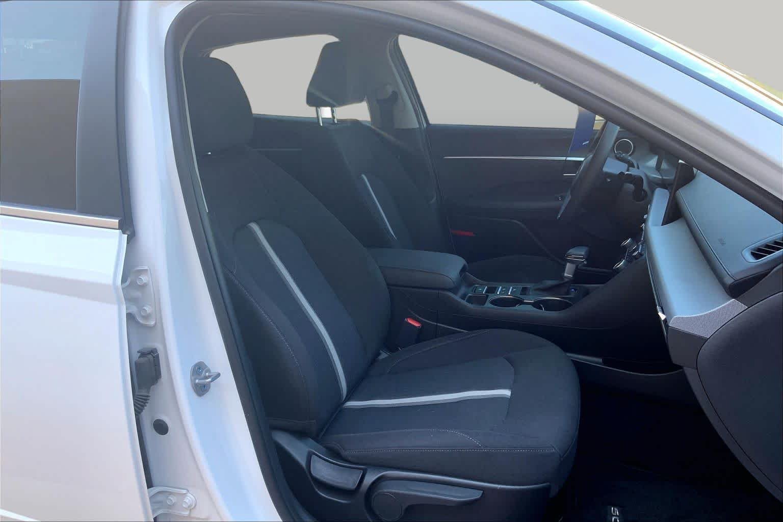 Used 2025 Serenity White Hyundai SE image 9