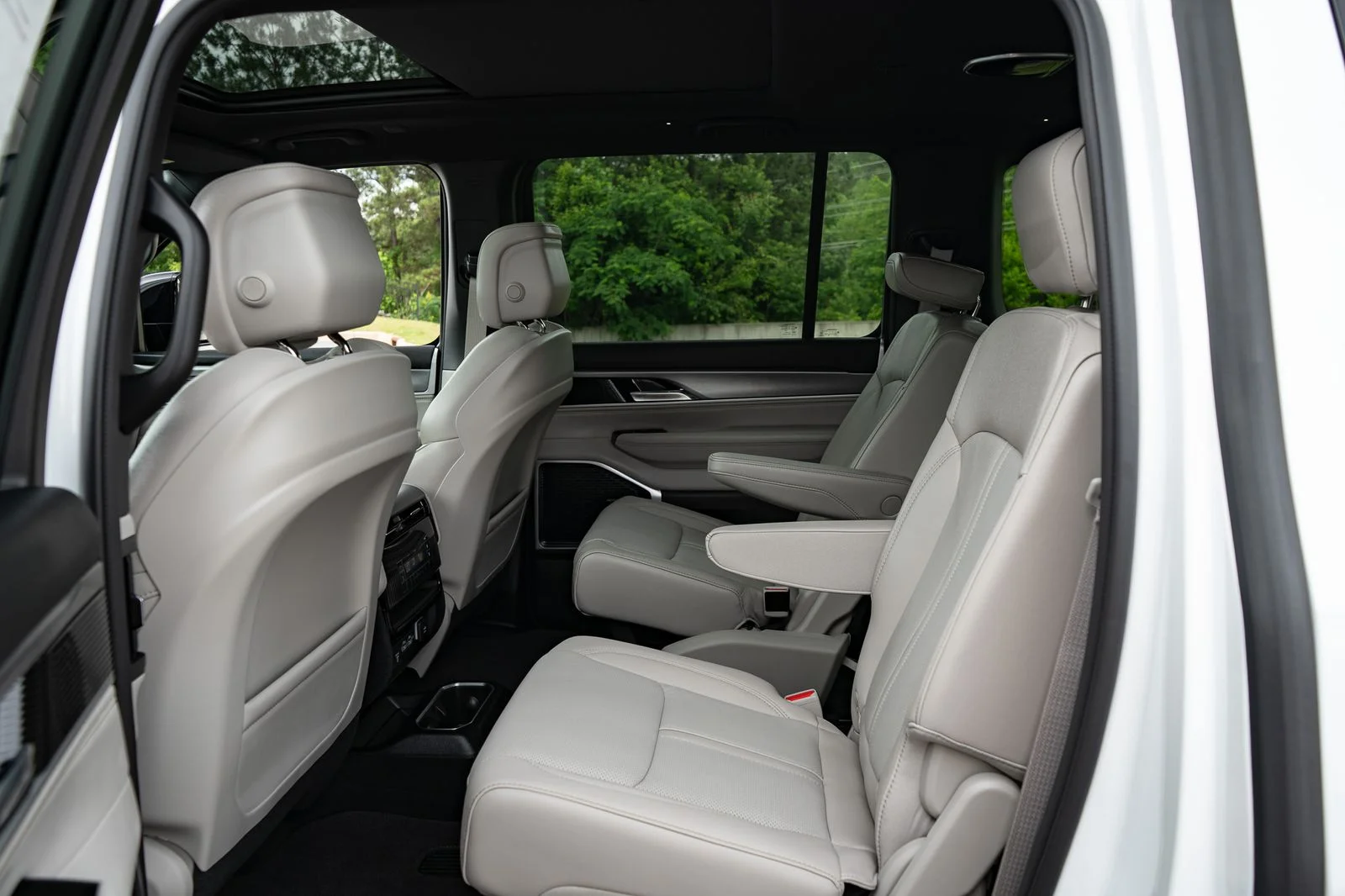New 2026 Bright White Clear-Coat Exterior Paint Jeep  image 19