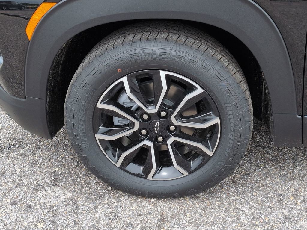New 2026 Mosaic Black Metallic Chevrolet ACTIV image 11