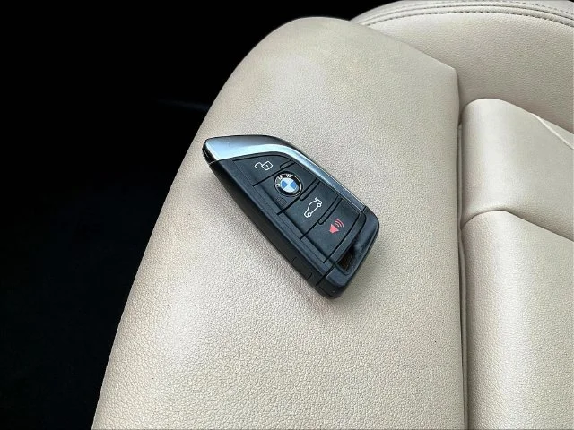 Used 2021 Blue BMW sDrive30i image 38