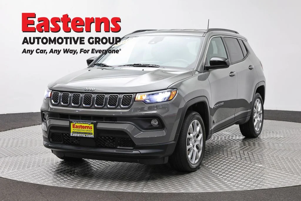 Used 2023 Gray Jeep Latitude Lux image 1