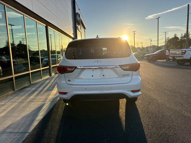 Used 2016 White INFINITI Base image 4