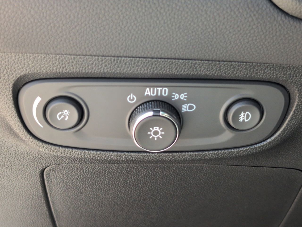 Used 2023 Summit White Buick Preferred image 17