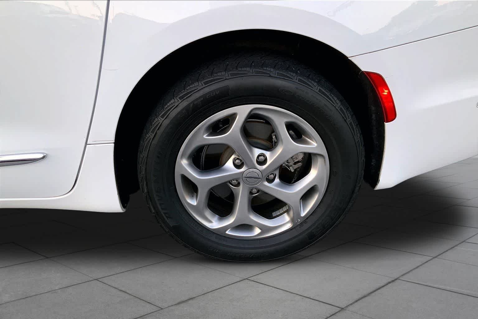 Used 2022 Bright White Clearcoat Chrysler Limited image 10