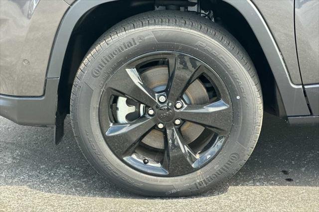 New 2023 Granite Crystal Metallic Clear-Coat Exterior Paint Jeep Altitude Lux image 25