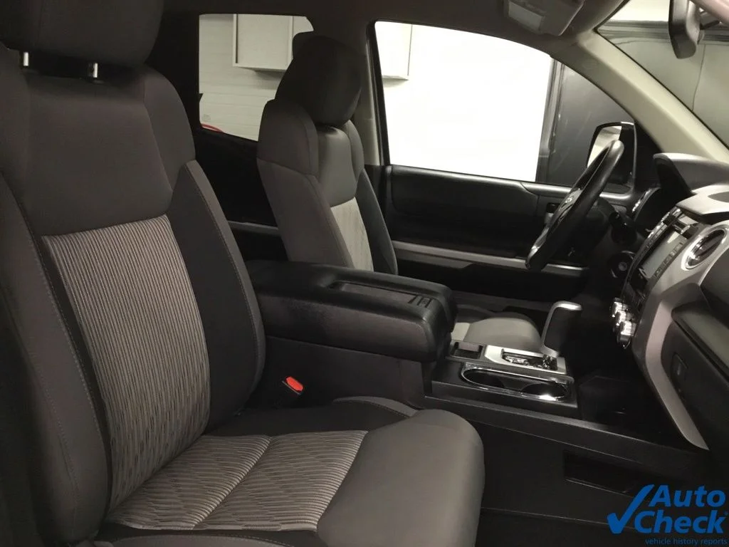 Used 2017 Silver Toyota SR5 image 39