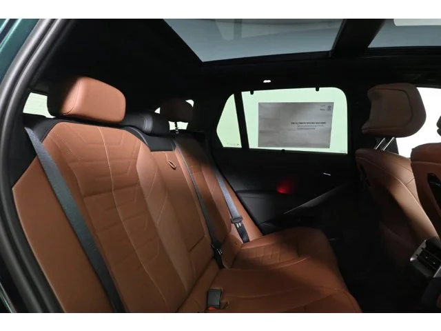 New 2027 Vancouver Green Metallic BMW 40 xDrive image 31