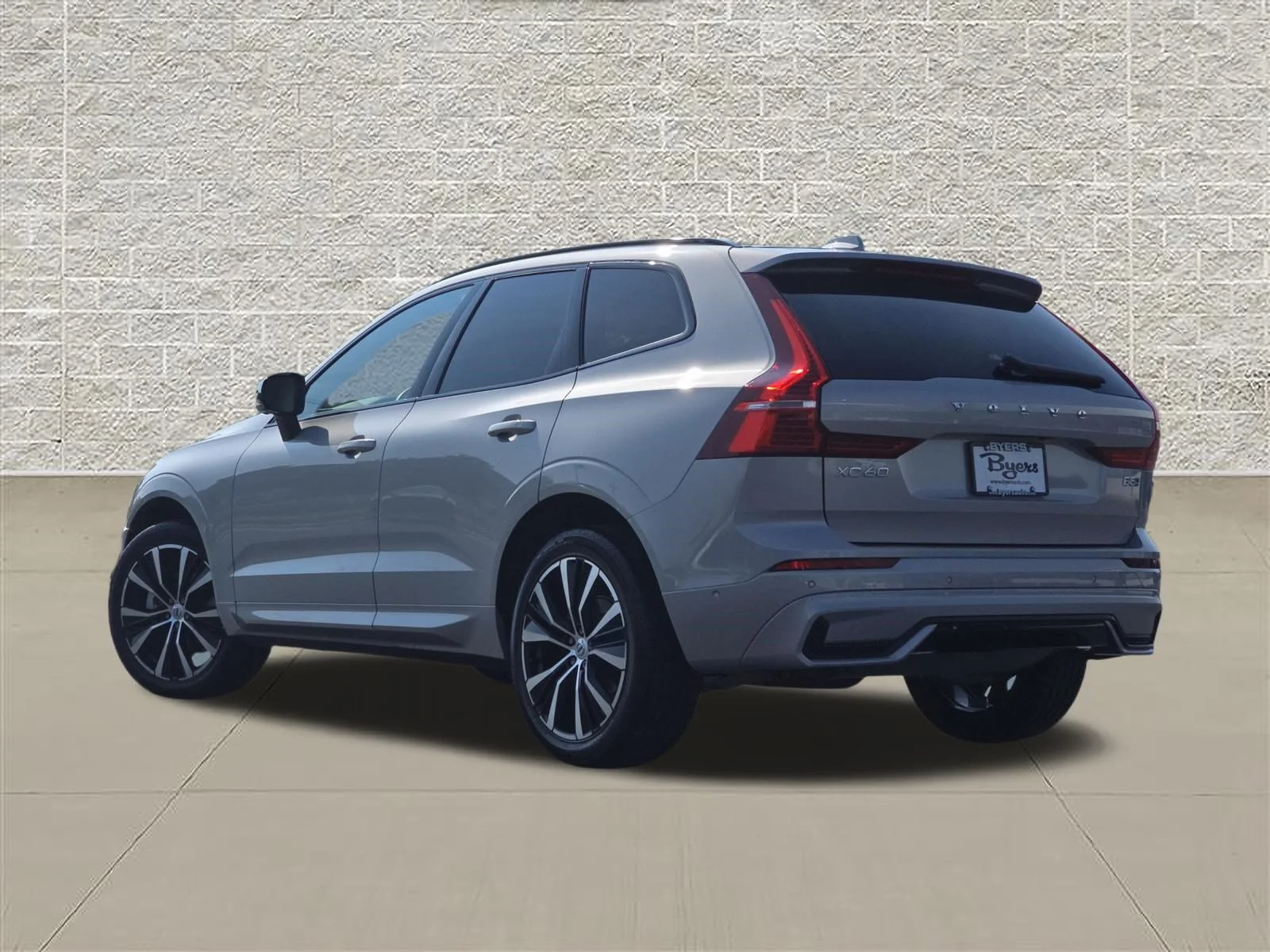 Used 2024 Silver Dawn Metallic Volvo Plus Dark Theme image 5