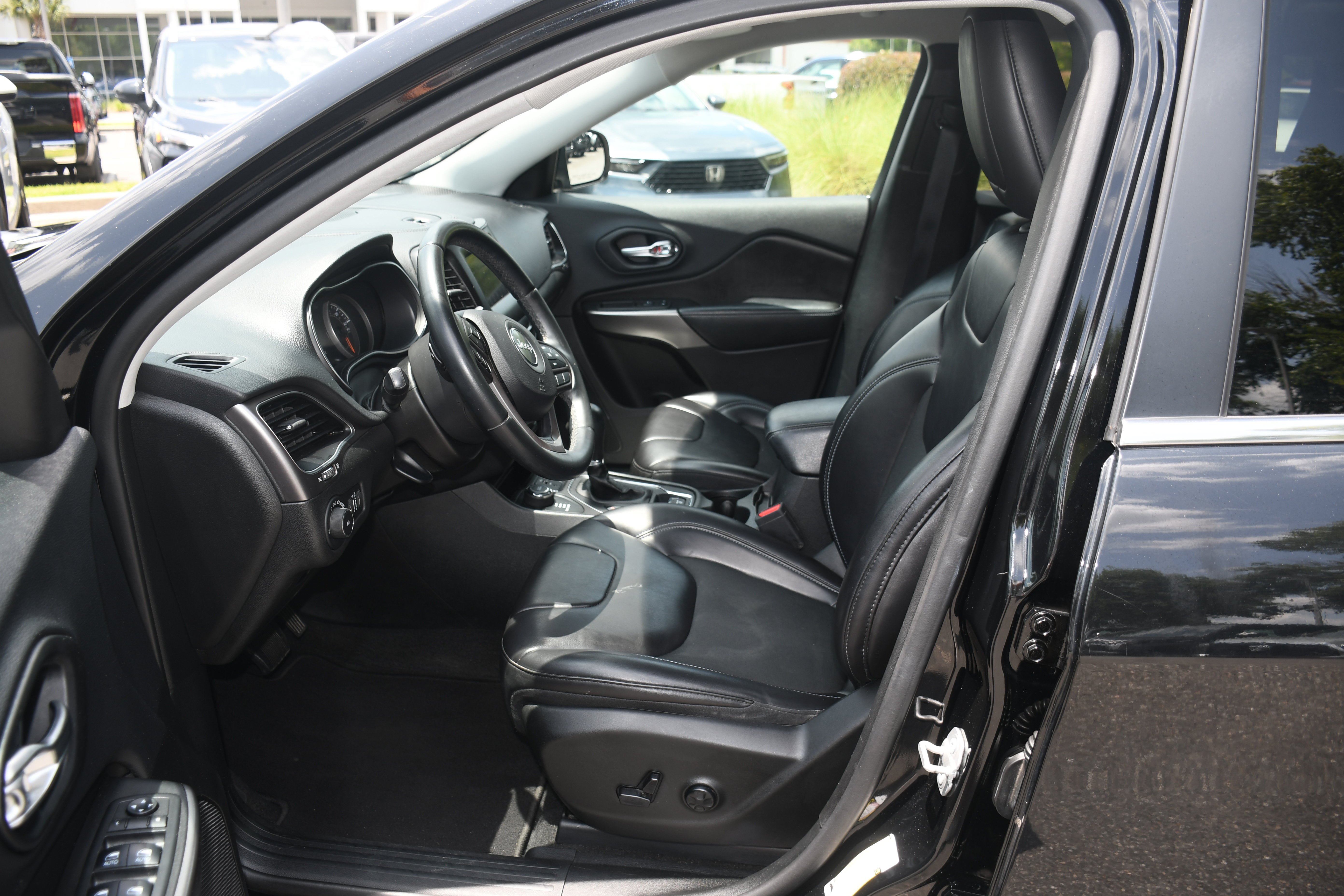 Used 2019 Black Jeep Latitude Plus image 7