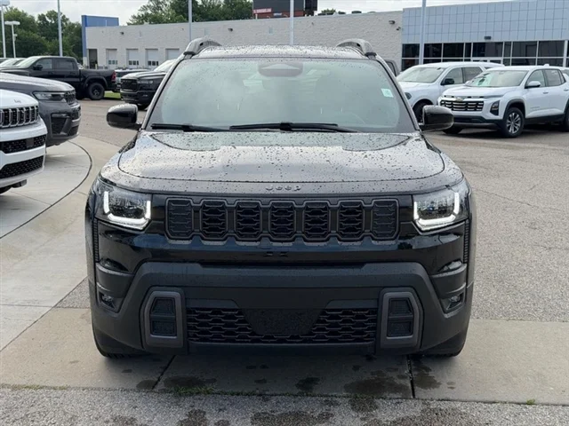New 2026 Diamond Black Crystal Pearl-Coat Exterior Paint Jeep Limited image 2