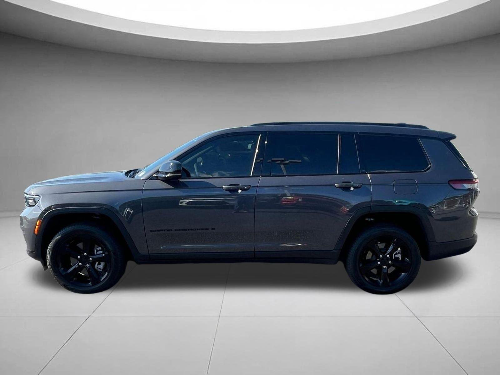 Used 2025 Baltic Gray Metallic Clearcoat Jeep Limited image 6