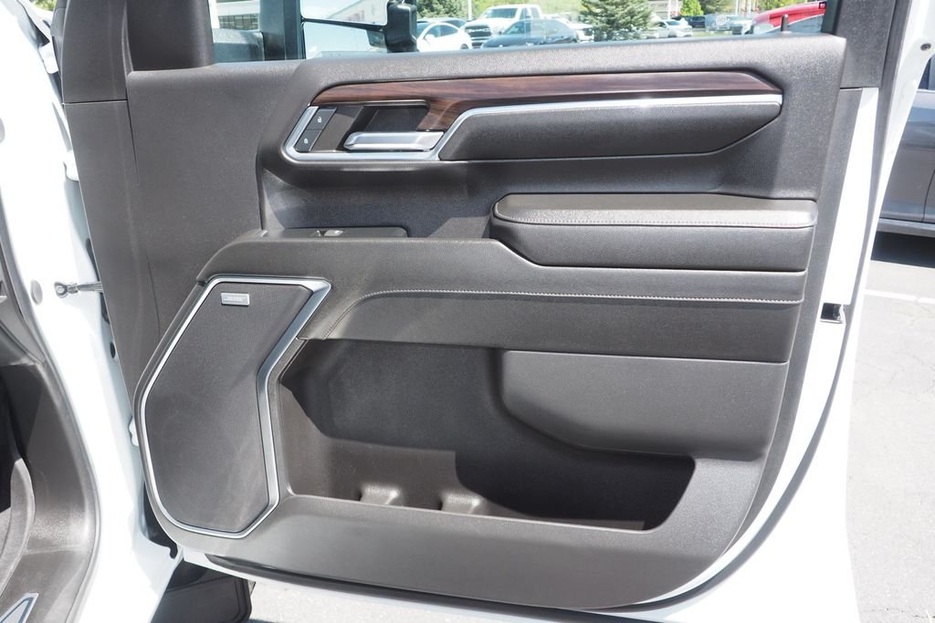 Used 2024 White GMC SLT image 23