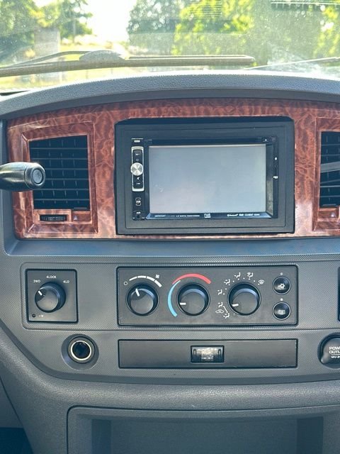 Used 2006 Bright Silver Metallic Dodge SLT image 32