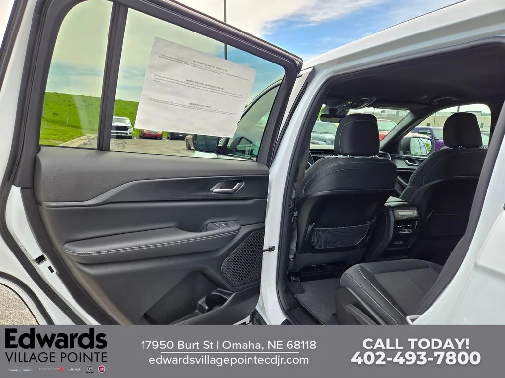 New 2026 Bright White Clear-Coat Exterior Paint Jeep Laredo image 24