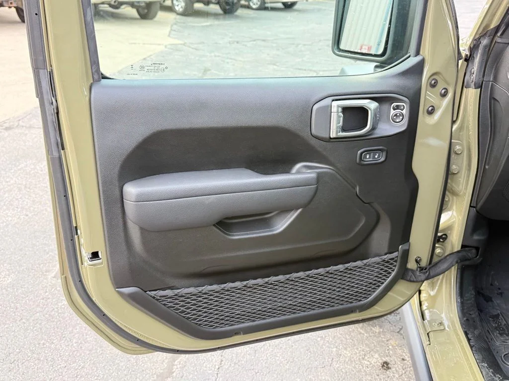 2025 Jeep Wrangler 4-Door Willys - Photo 13
