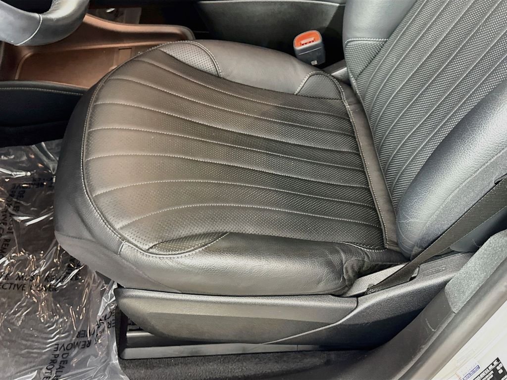 Used 2023 Gray Mercedes-Benz 450 image 19