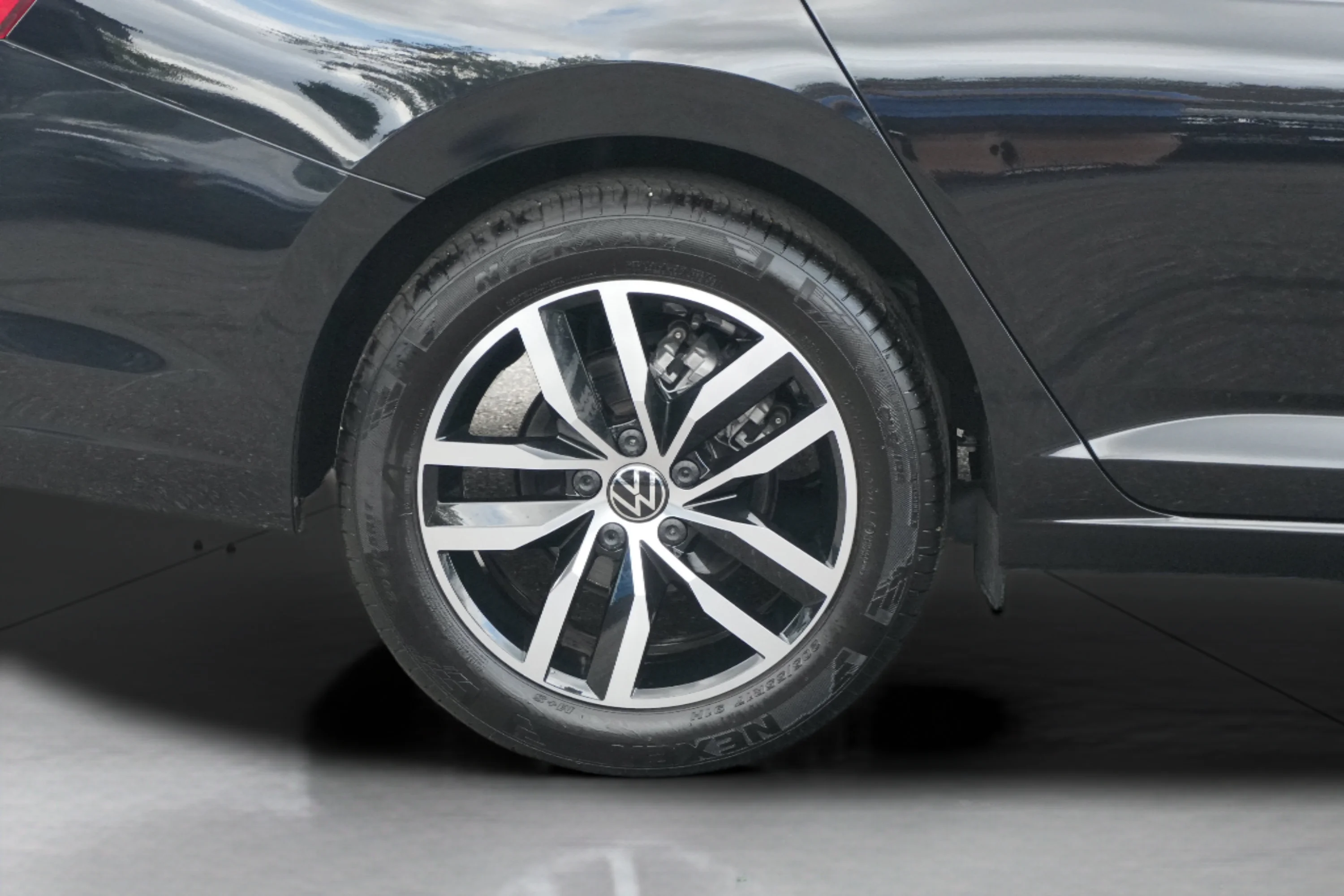 Used 2025 Deep Black Pearl Volkswagen SE image 40