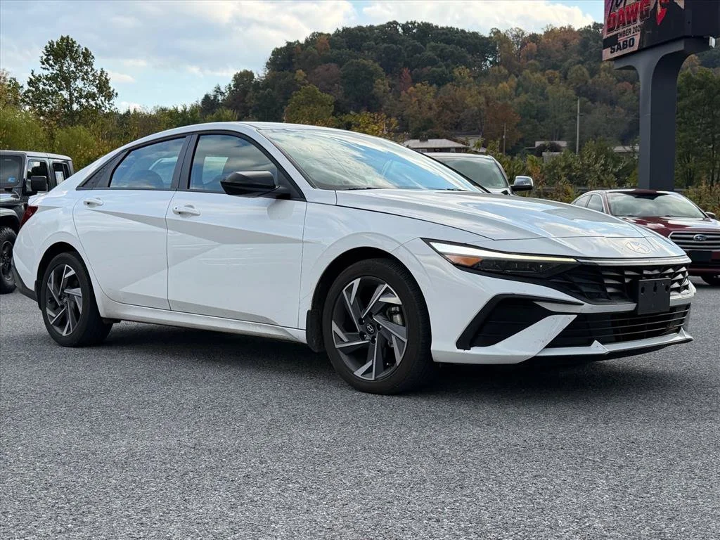 Used 2025 White Hyundai SEL Sport image 14