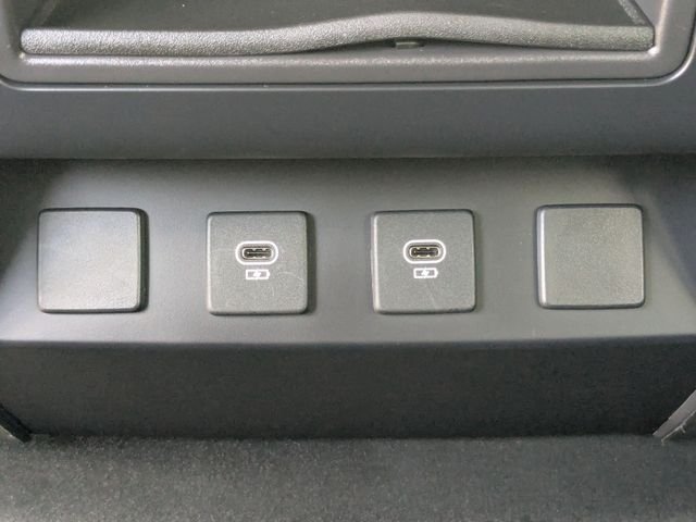 Used 2025  Land Rover X-Dynamic SE image 14