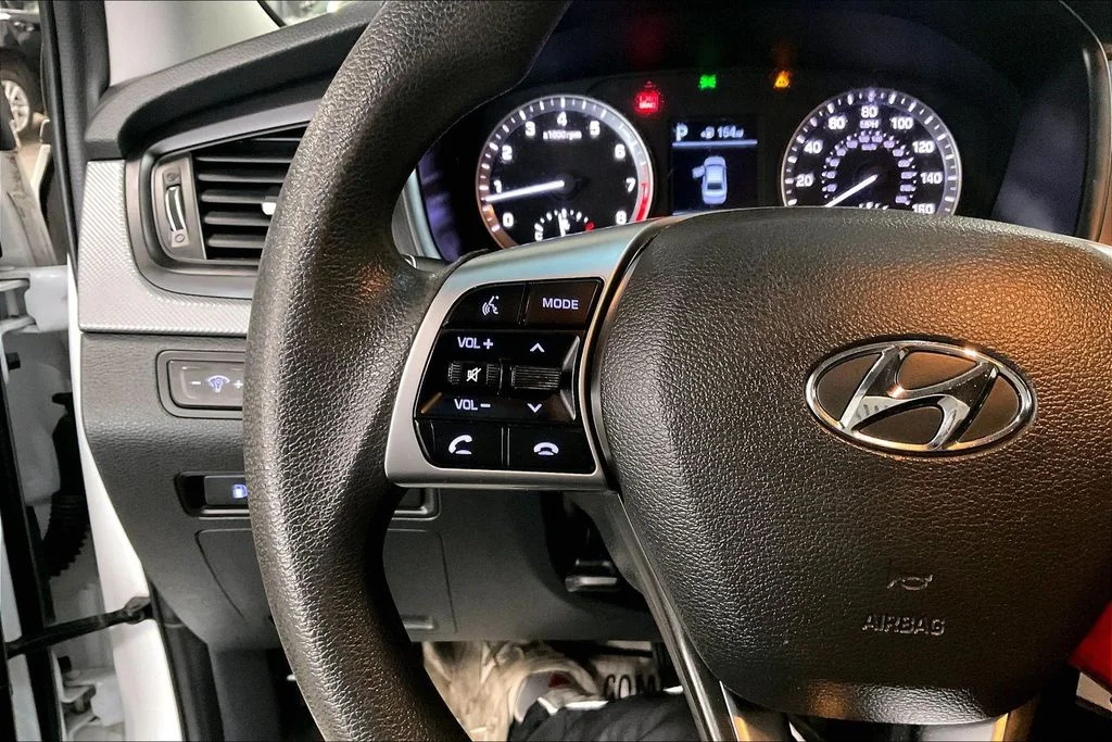Used 2019 White Hyundai SE image 18