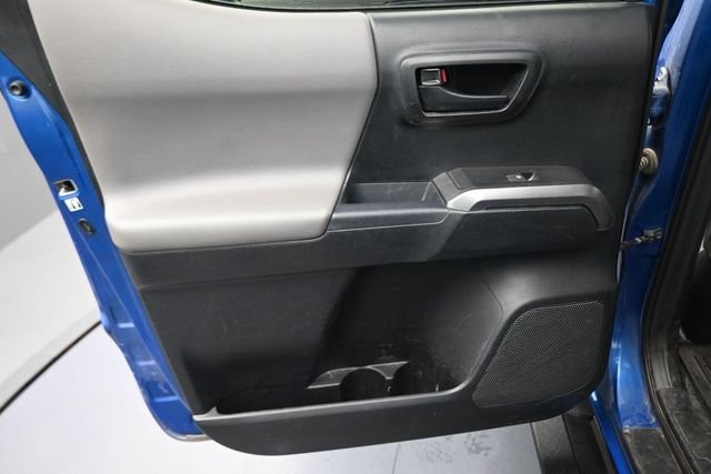 Used 2018 Blue Toyota SR5 image 18