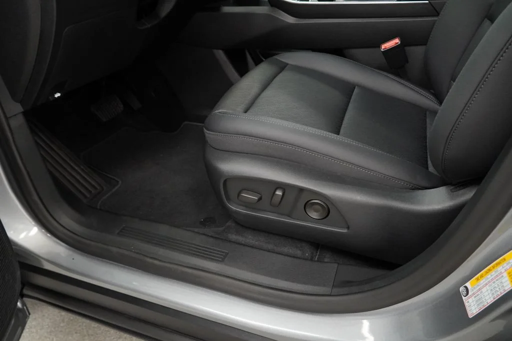New 2027 Sterling Gray Metallic Chevrolet AWD LT image 21