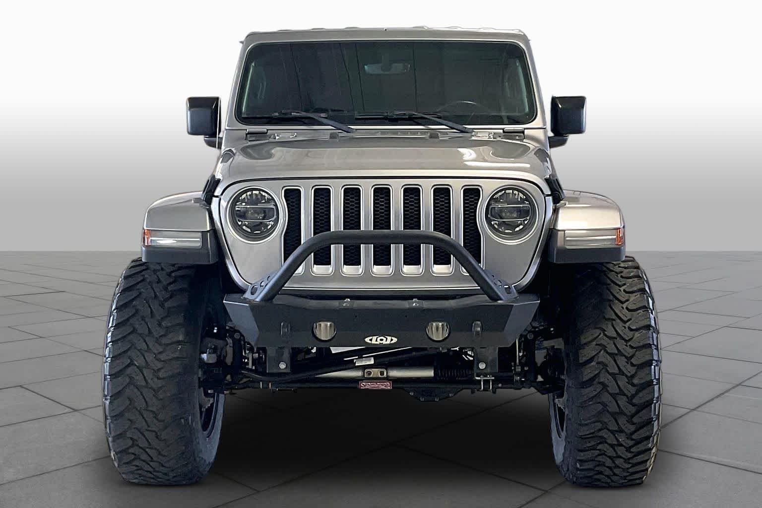 Used 2019 Billet Silver Metallic Clearcoat Jeep Sahara image 3