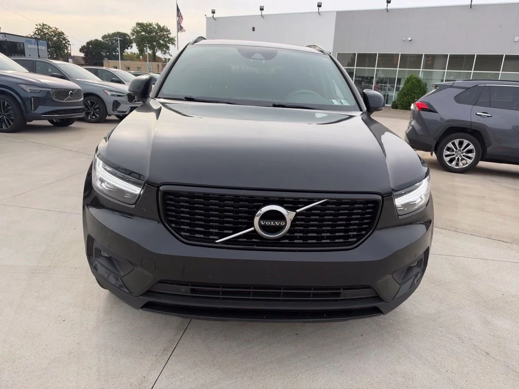 Used 2021 Black Volvo R-Design image 2