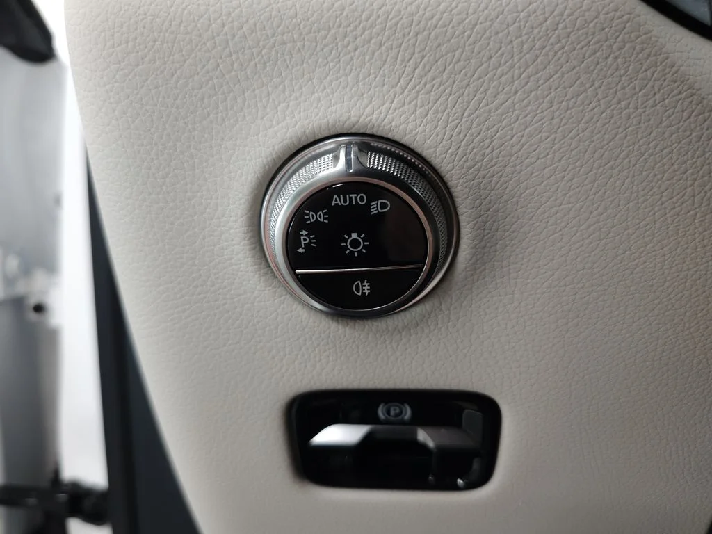 Certified Used 2026 Polar White Mercedes-Benz GLC 300 image 9