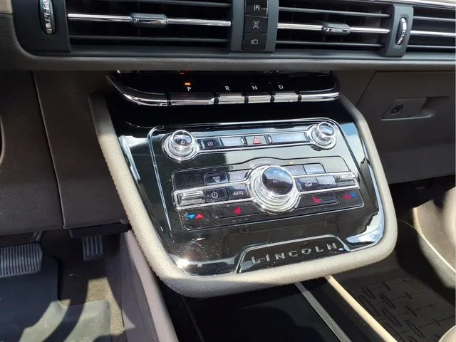 Used 2022 White Lincoln Grand Touring image 19