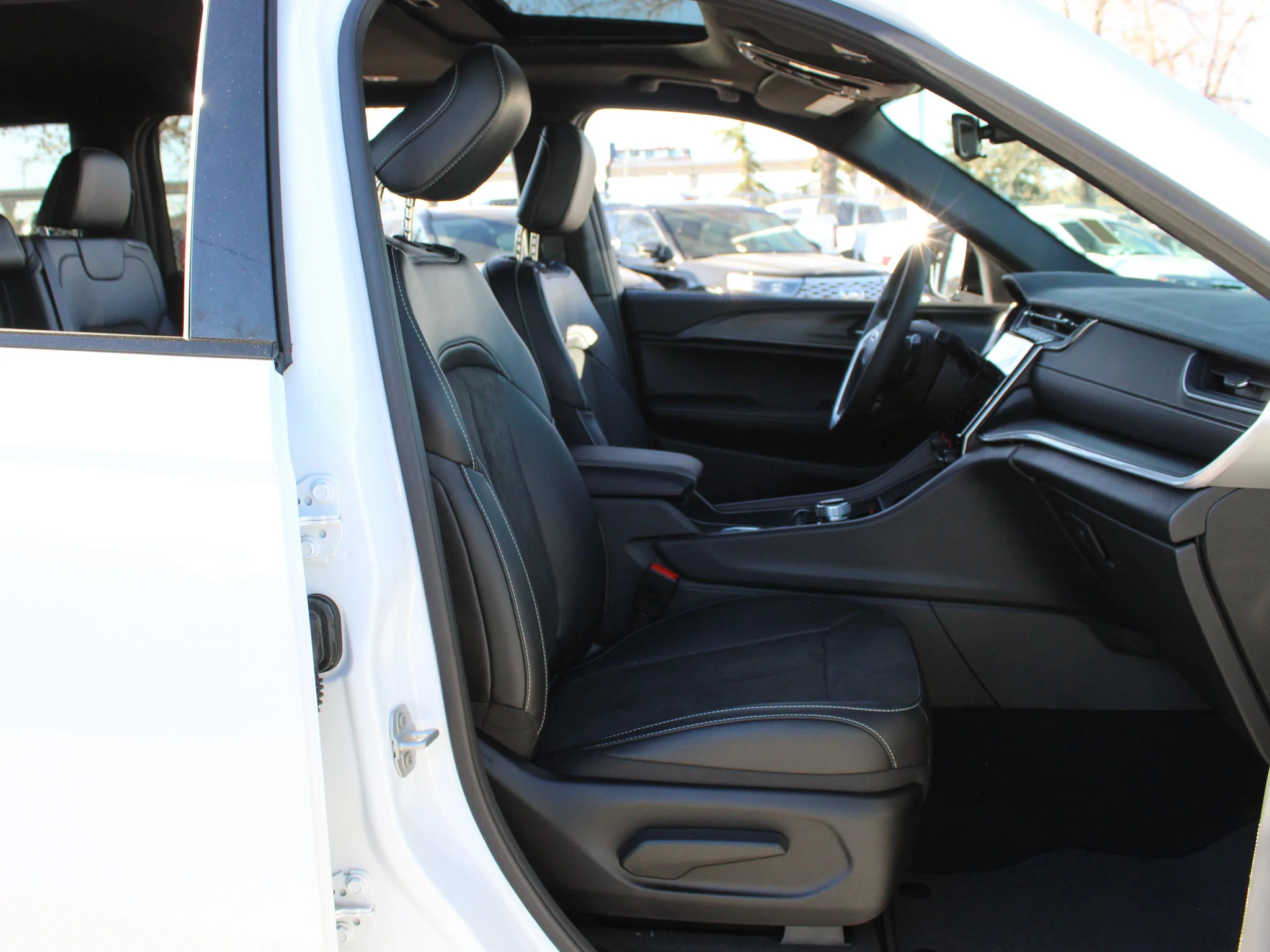 Certified Used 2025 White Jeep Altitude * V6 | Heated Leather Seats | Sunroof | Adaptive Cruise | Remote Start | Backup Camera image 20