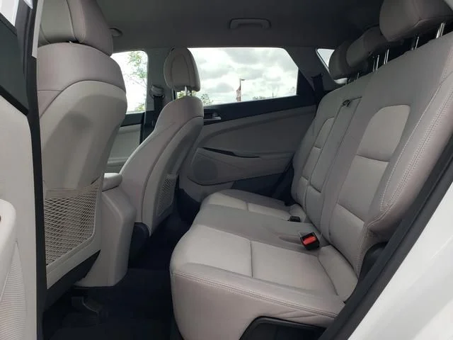 Used 2018 White Hyundai SE image 12