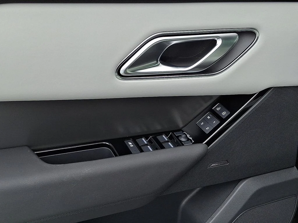 New 2026 Santorini Black Land Rover S image 8