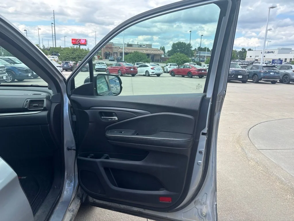 Used 2017 Silver Honda RTL-T image 24