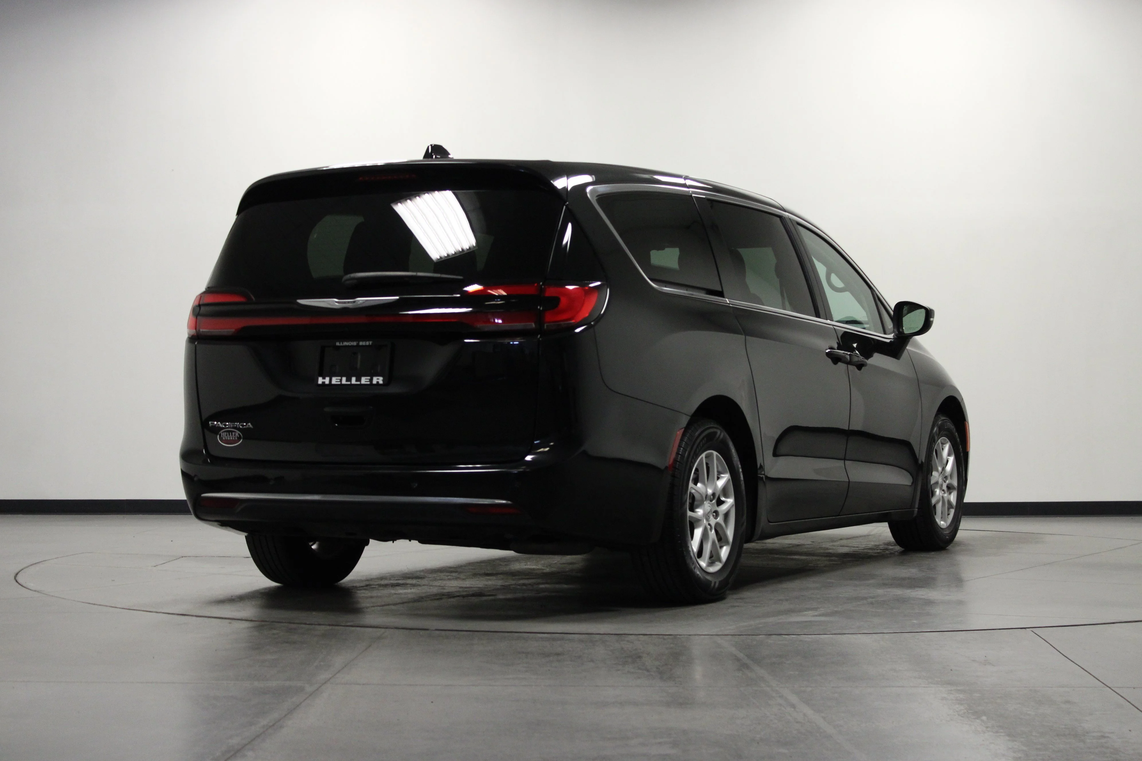Used 2023 Brilliant Black Crystal Pearlcoat Chrysler Touring L image 4